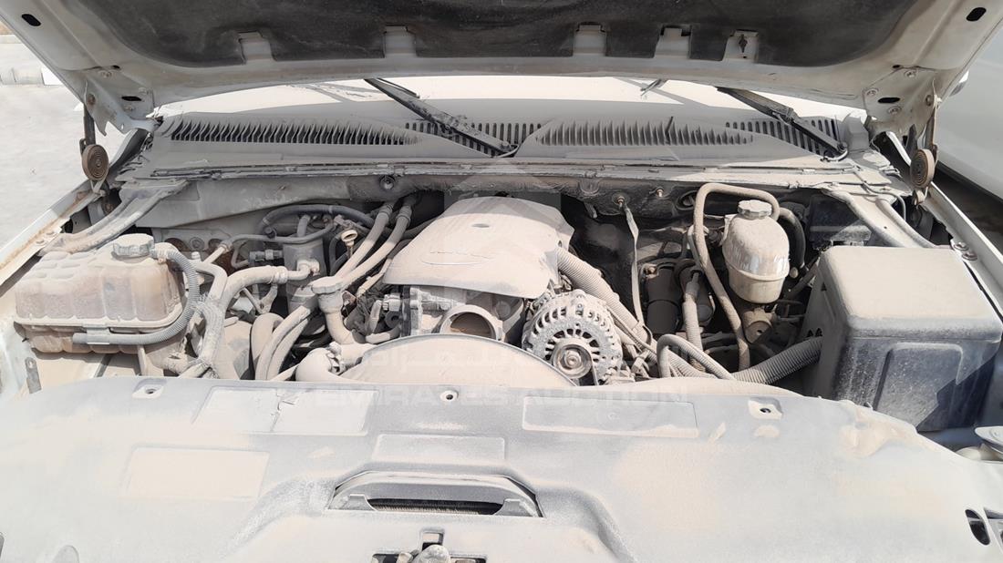 2004 GMC Suburban — Engine Bay — Photo 27