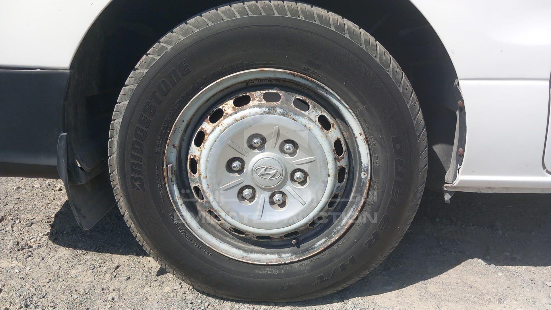 2015 HYUNDAI H1 VIN: KMHWG81R3FU643795