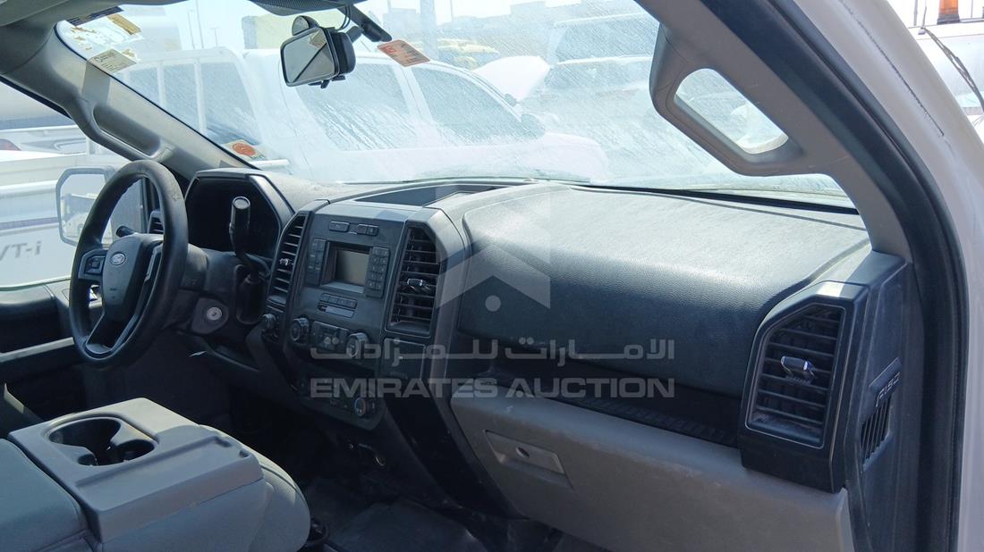 فورد اف 150 2019 — زاوية واجهة الراكب الأمامي الأيمن — صورة 26