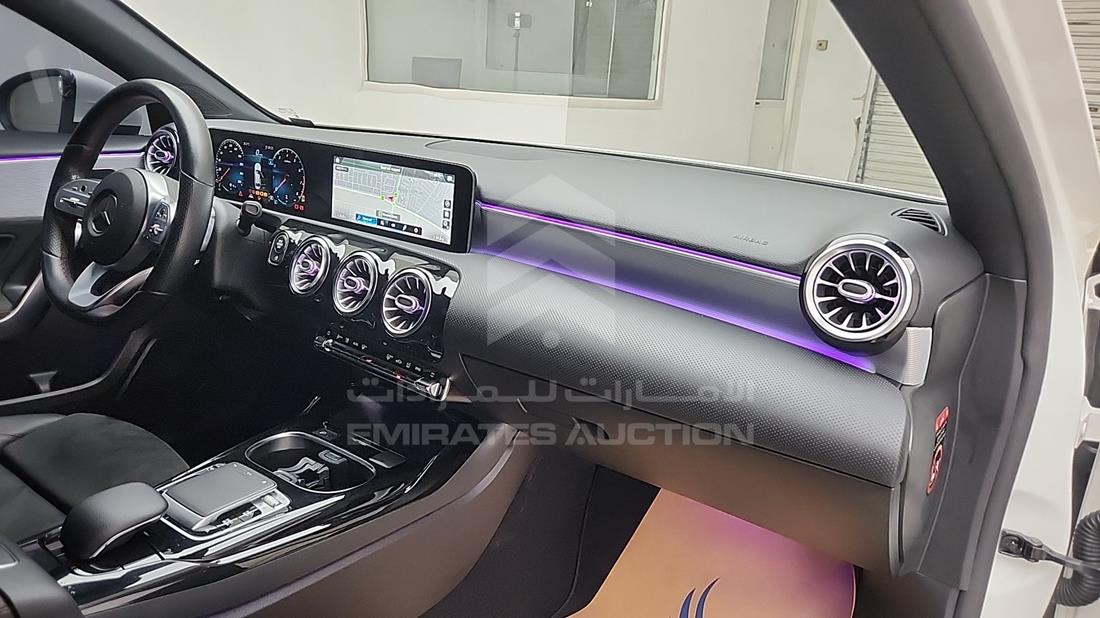 مرسيدس A 35 2020 — زاوية واجهة الراكب الأمامي الأيمن — صورة 31