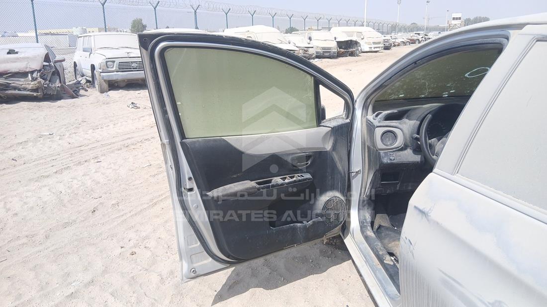 تويوتا ياريس 2014 — الباب الأمامي الأيسر — صورة 10