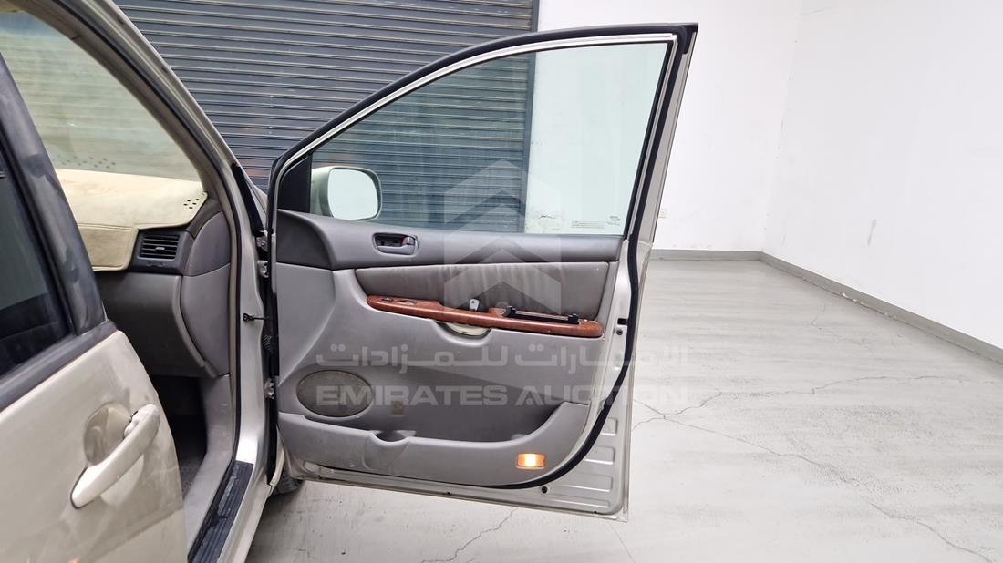 2004 Toyota Sienna — Front Right Door — Photo 34