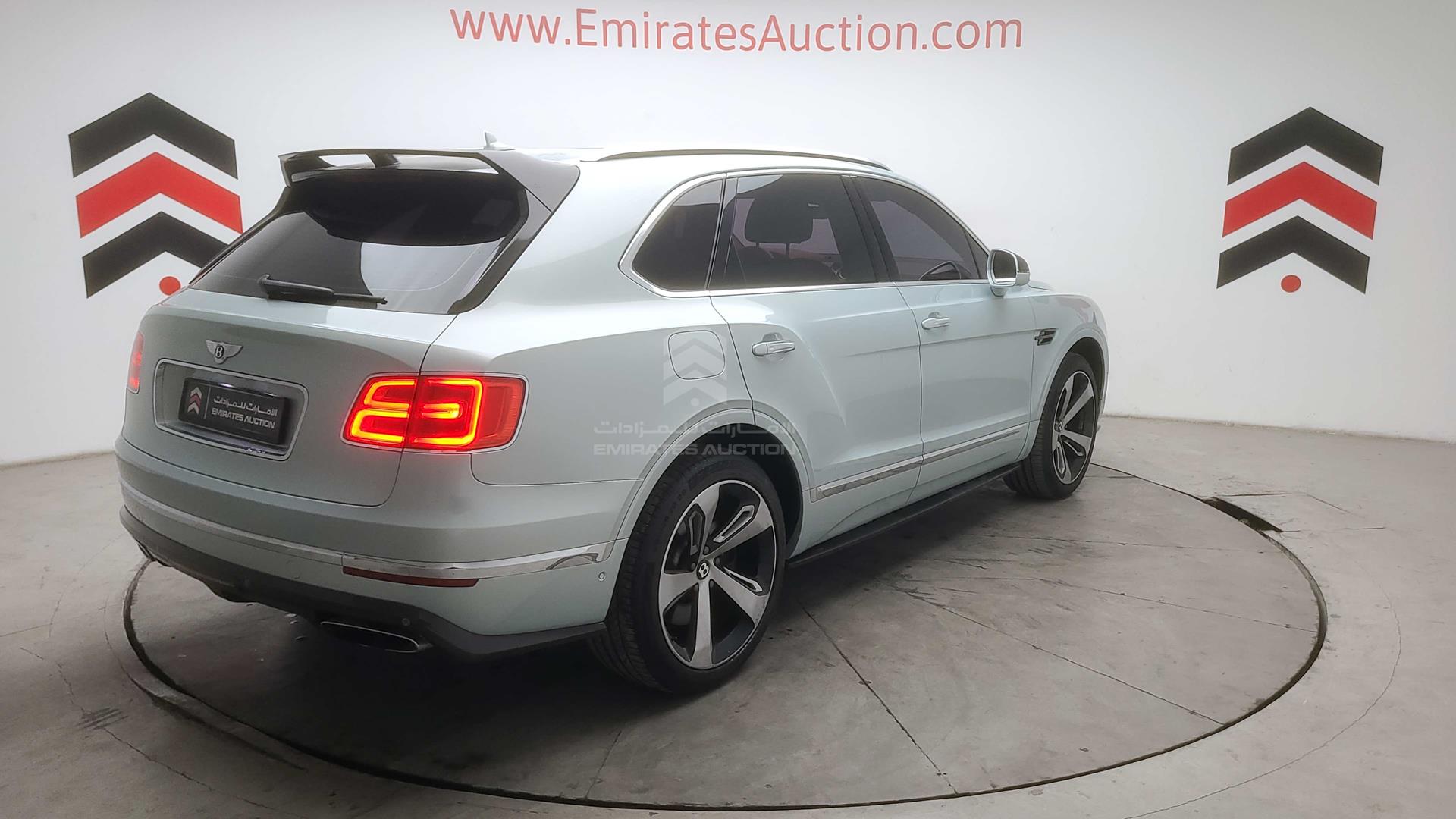 2017 BENTLEY BENTAYGA VIN: SJAAB1ZV5HC016676