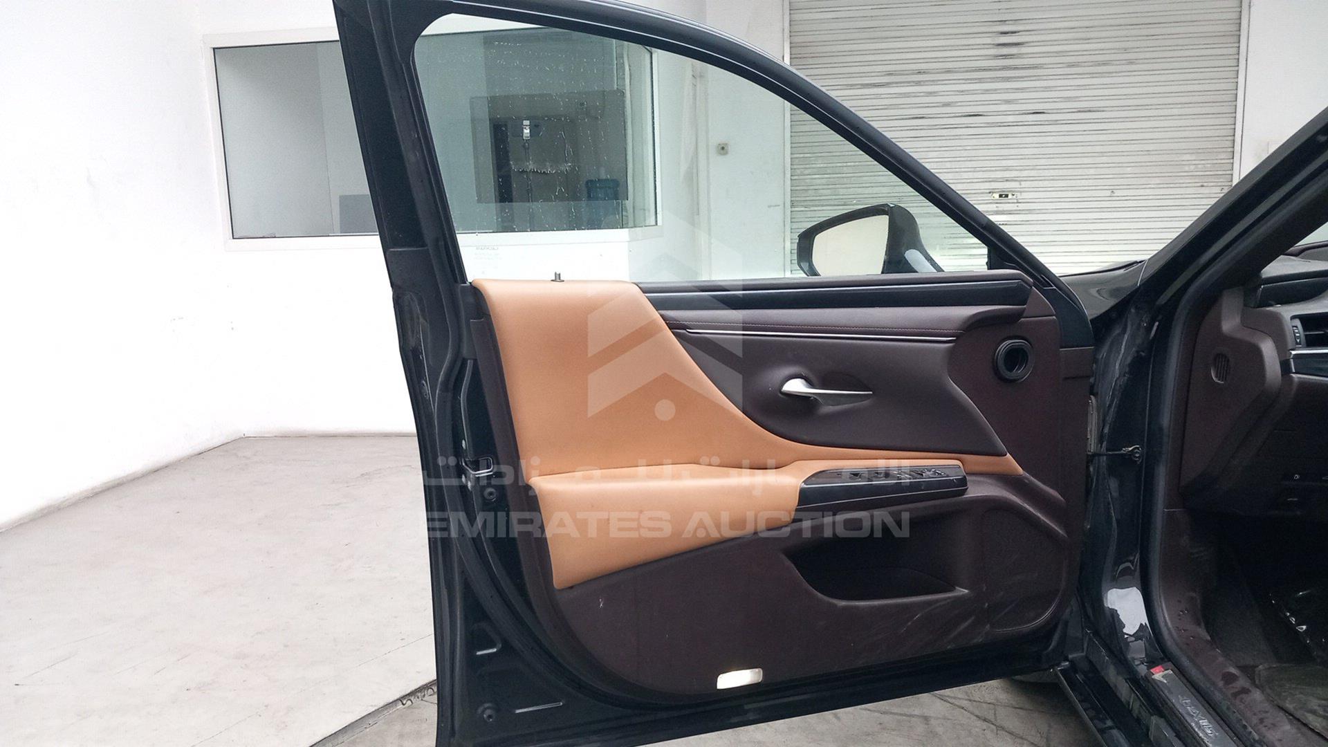 2019 LEXUS ES 300H VIN: JTHB21B17K2047840