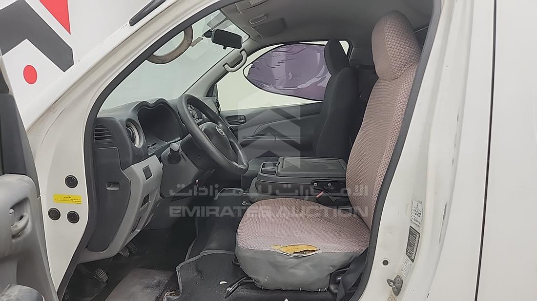 نيسان أورفان 2015 — زاوية السائق الأمامية اليسرى — صورة 7