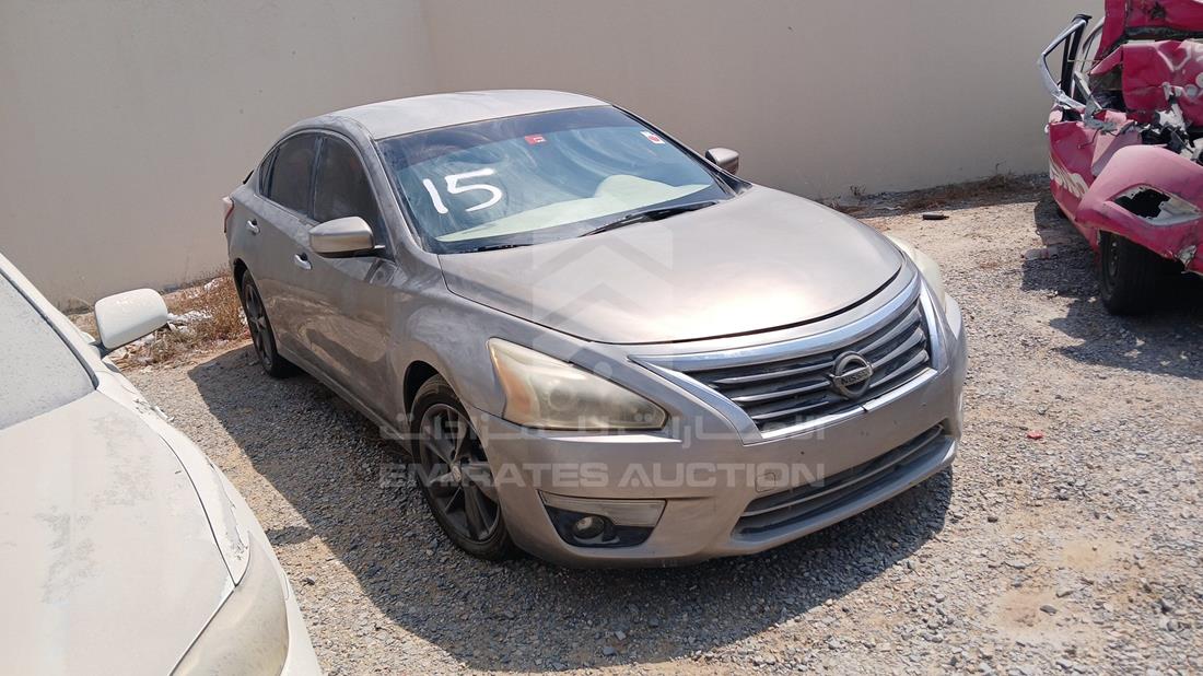 2013 Nissan Altima — Front Right Angle — Photo 9