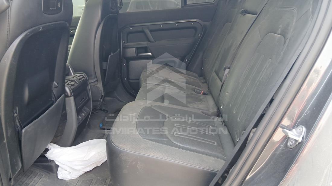 لاند روفر Defender 2023 — زاوية الراكب الخلفي اليسرى — صورة 19