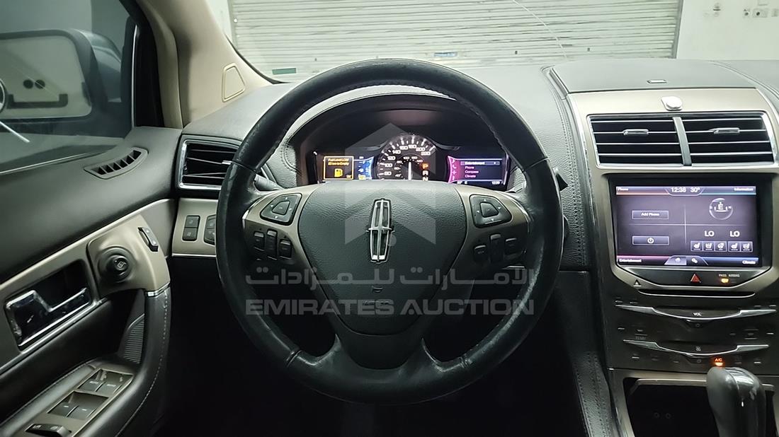 لينكولن ام كيه اكس 2013 — التحكمات في عجلة القيادة — صورة 13