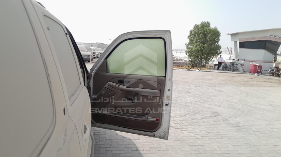 2004 GMC Suburban — Front Right Door — Photo 24