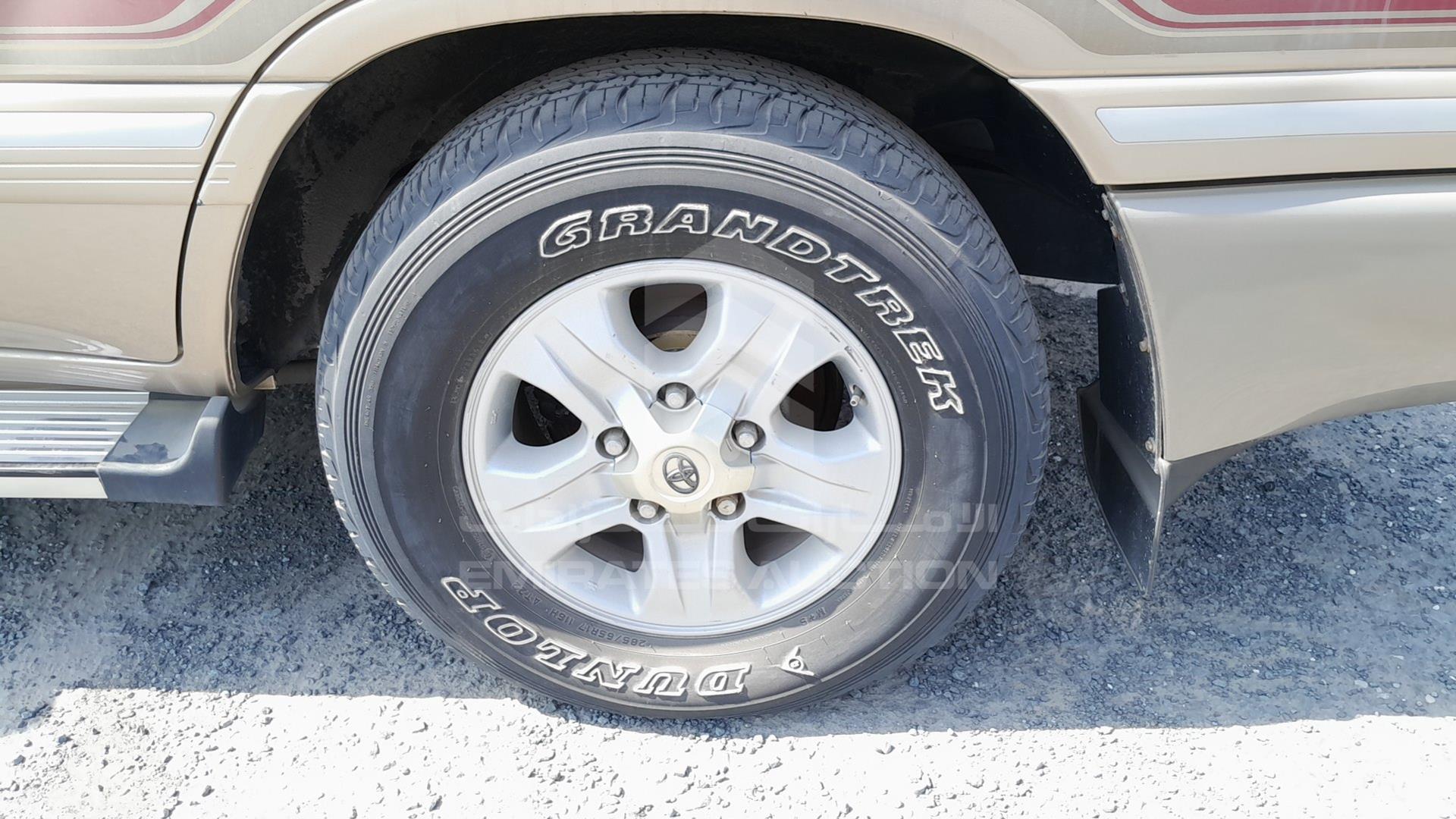 2004 TOYOTA LAND CRUISER VIN: JTEHJ09JX45090001