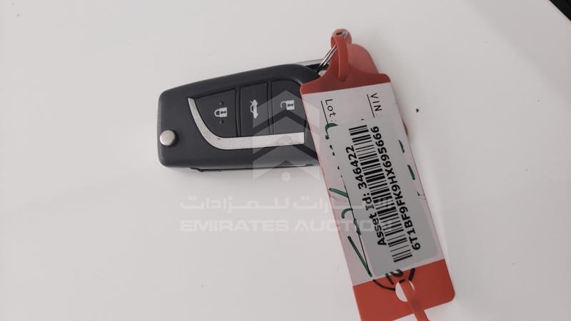 6T1BF9FK9HX695666 Auction: EmiratesAuction Lot: 422756 6T1BF9FK9HX695666 Toyota Camry 2017 WHITE Photo 5
