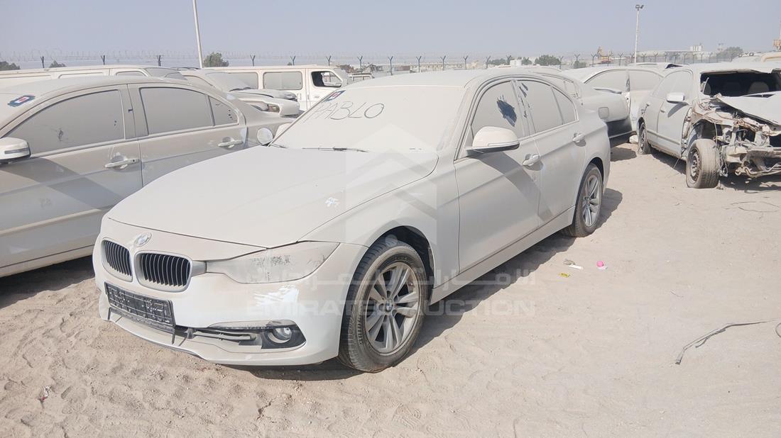 بي ام دبليو 318i 2018 — الزاوية الأمامية اليسرى — صورة 5