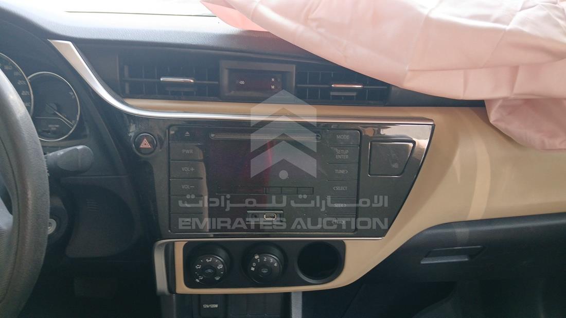 تويوتا كورولا 2017 — نظم الترفيه وكاميرا المراقبة والملاحة — صورة 16