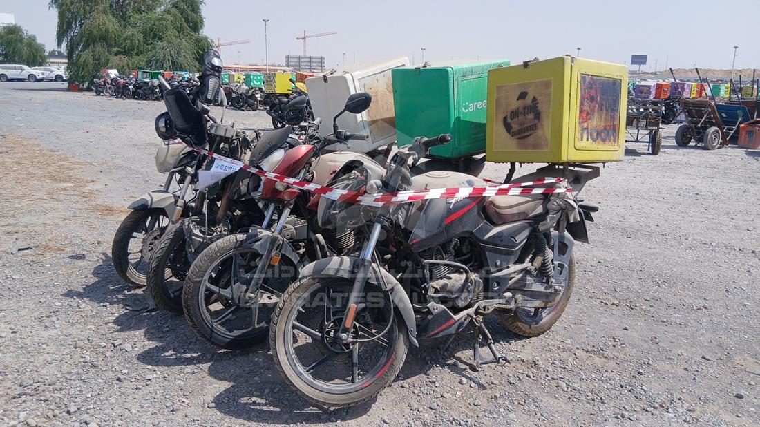 4 Motorbikes — الزاوية الأمامية اليسرى — صورة 6