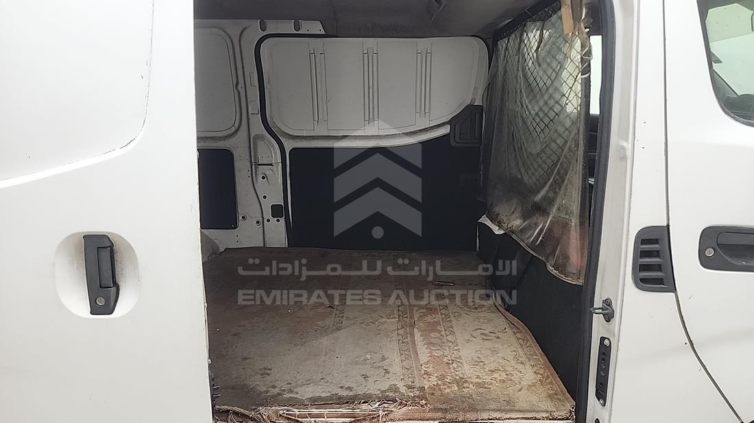 نيسان أورفان 2015 — زاوية الراكب الخلفي اليمنى — صورة 15