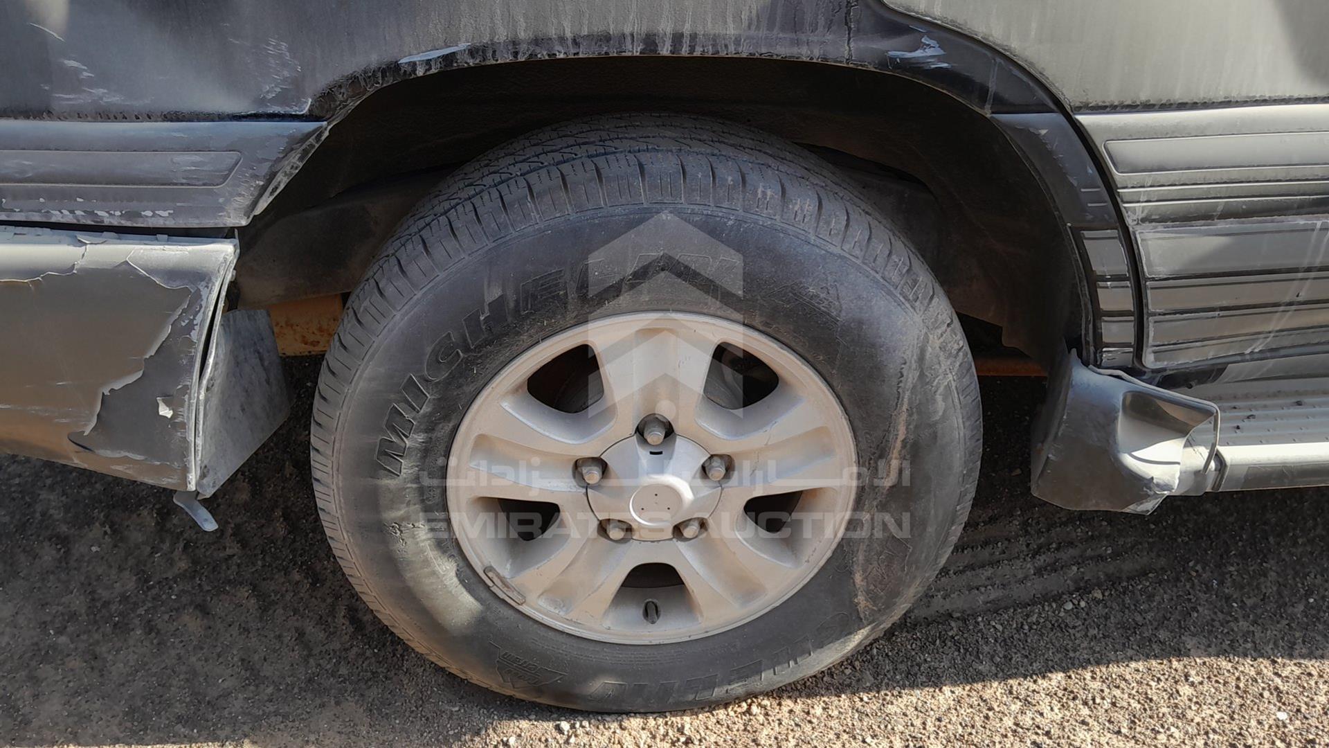 2004 TOYOTA LAND CRUISER VIN: JTEHJ09J445090852