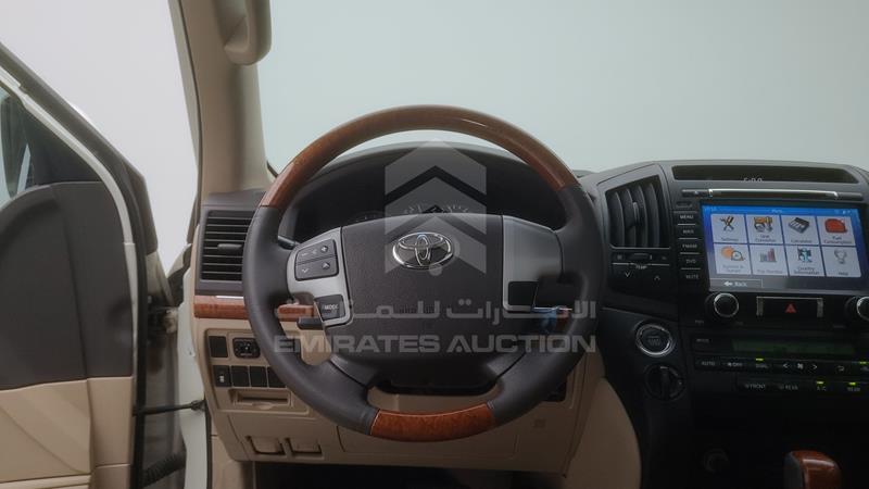 JTMHU09J5F4120610 Auction: EmiratesAuction Lot: 409010 JTMHU09J5F4120610 Toyota Land Cruiser 2015 WHITE Photo 19