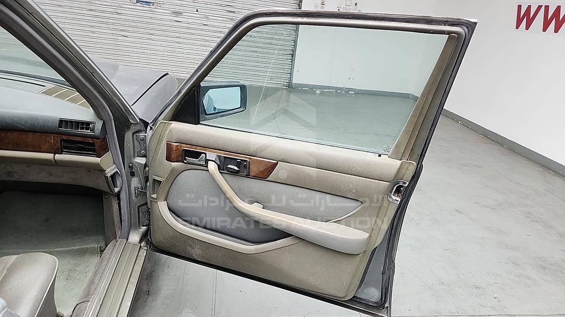 1990 Mercedes 300 SEL — Front Right Door — Photo 24
