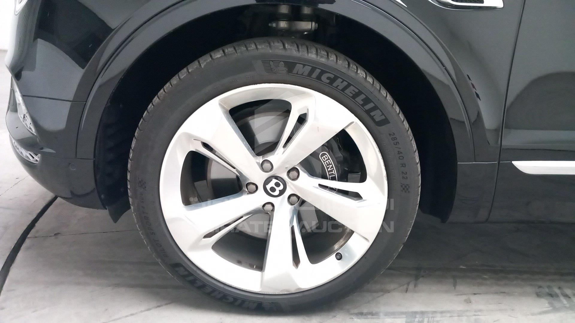 2017 BENTLEY BENTAYGA VIN: SJAAB1ZV3HC016529