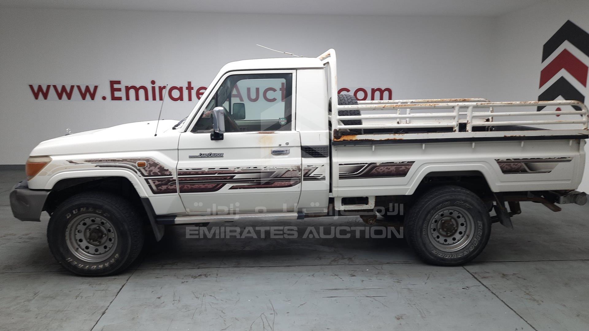 2013 TOYOTA LAND CRUISER VIN: JTFLU73J2D4547985