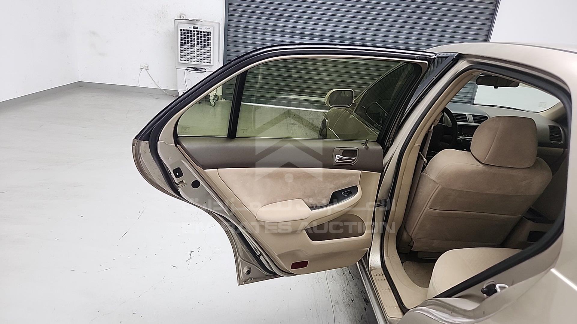 2005 HONDA ACCORD VIN: JHMCM56505C404356