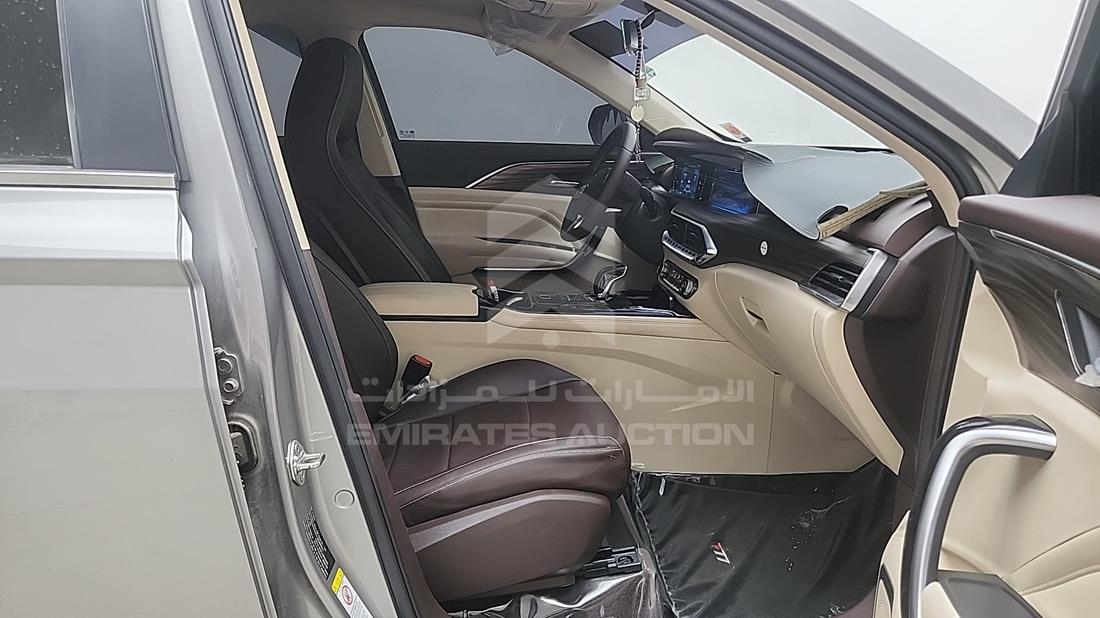 بيستون T77 2026 — زاوية الراكب الأمامي للمقعد — صورة 24