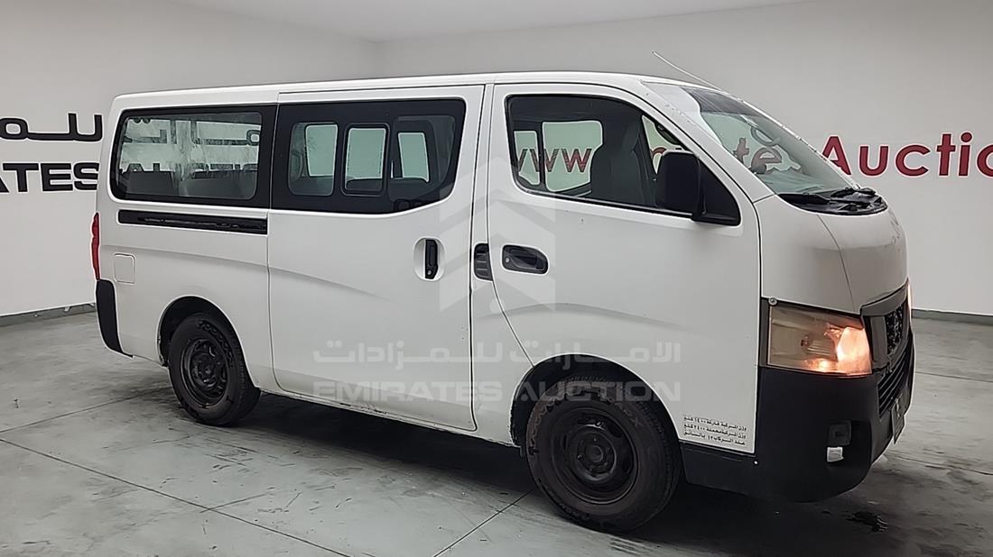 نيسان أورفان 2015 — الزاوية الأمامية اليمنى — صورة 9
