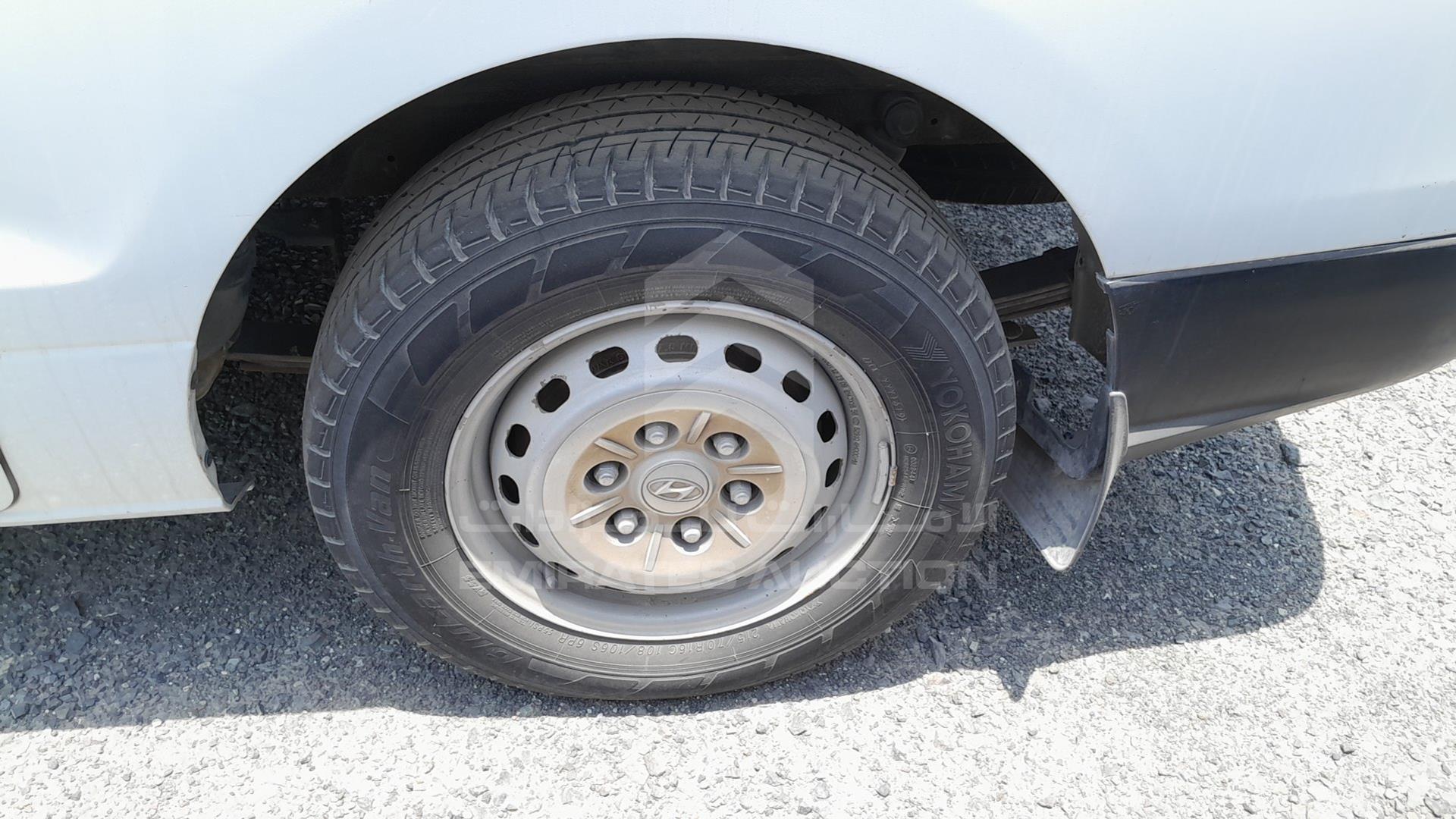 2010 HYUNDAI H1 VIN: KMHWG81R4AU226372