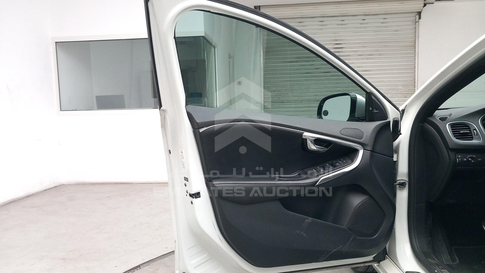 2014 VOLVO V40 VIN: YV1635MV8E2123328