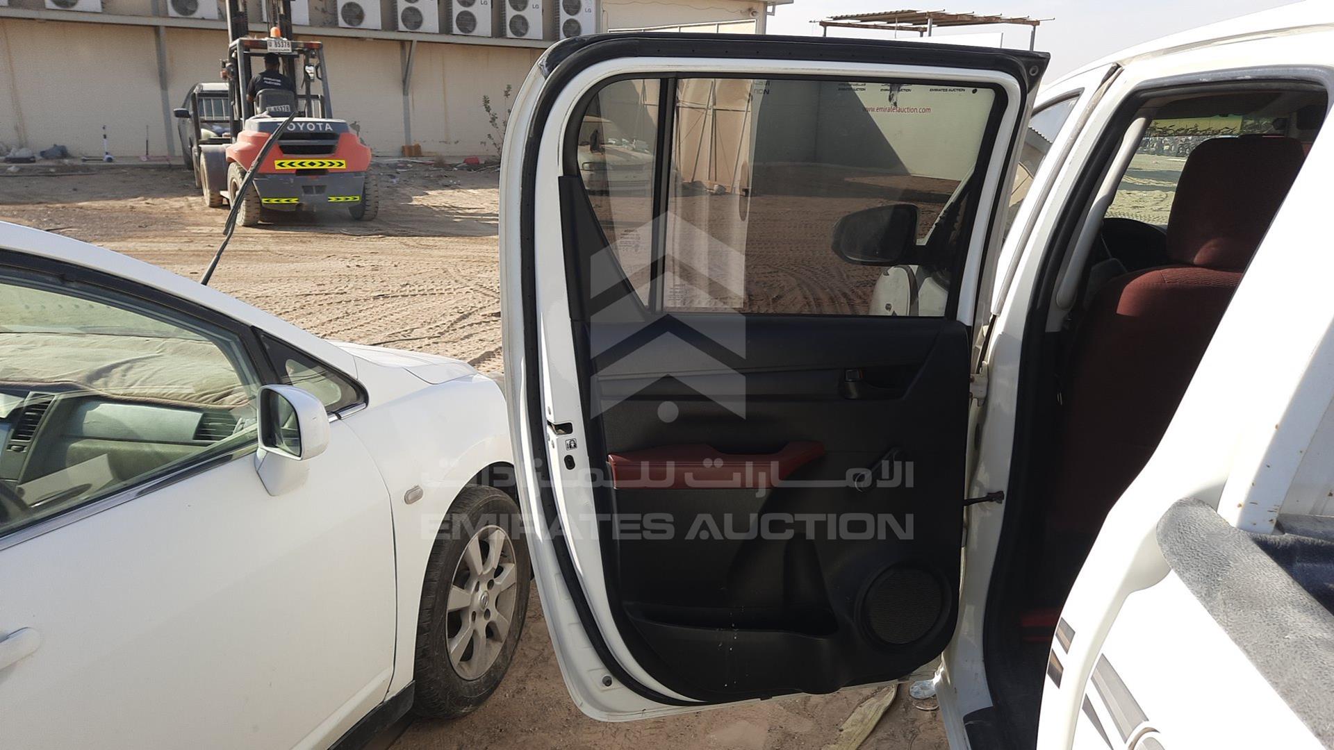 2017 TOYOTA HILUX VIN: MR0DX8CDXH0400056