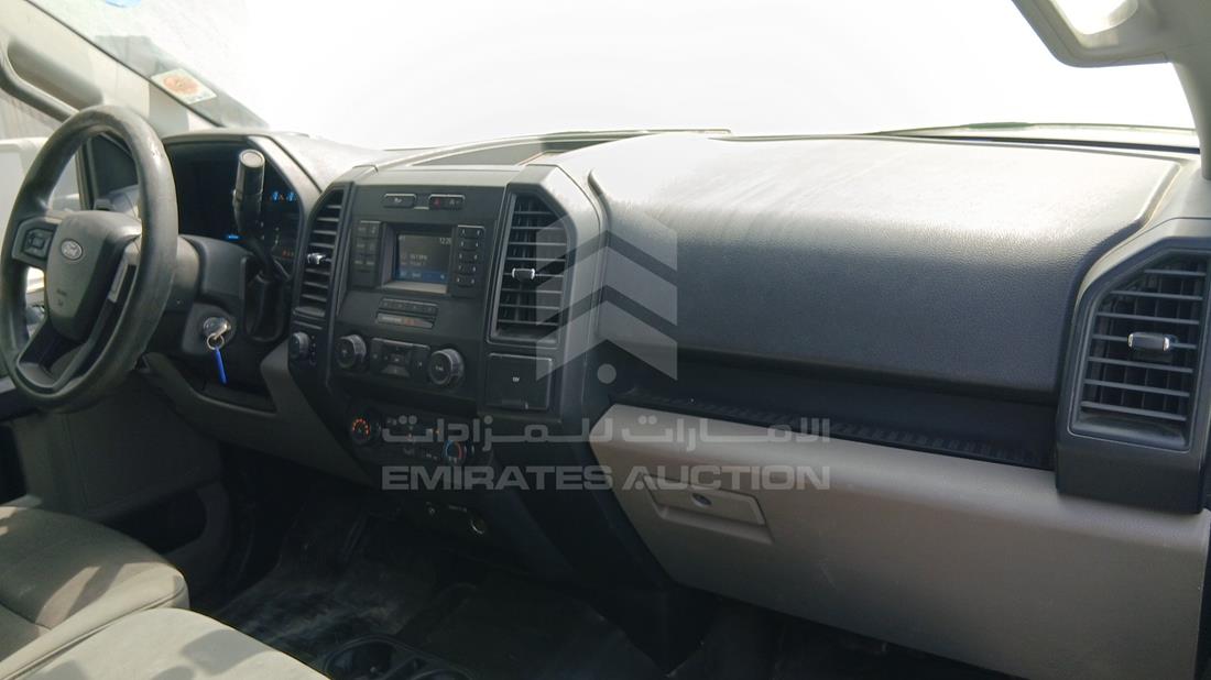فورد اف 150 2019 — زاوية واجهة الراكب الأمامي الأيمن — صورة 26