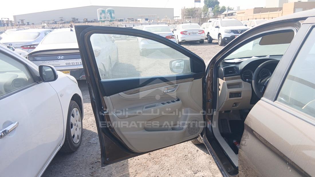سوزوكي سياز 2023 — الباب الأمامي الأيسر — صورة 11