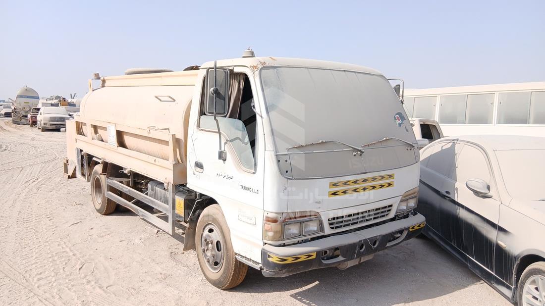 2000 Isuzu NPR — Front Right Angle — Photo 9