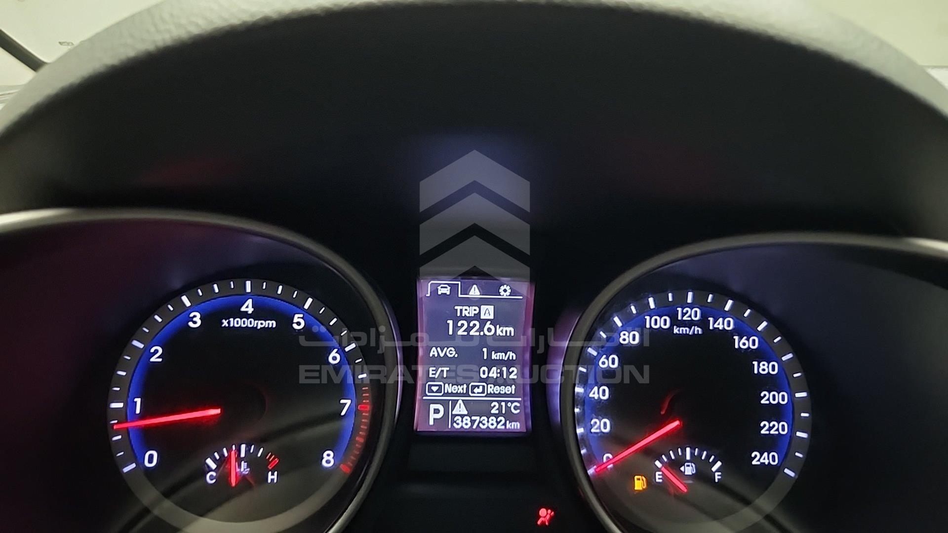 2016 HYUNDAI SANTA FE VIN: KMHSM81E2GU116160