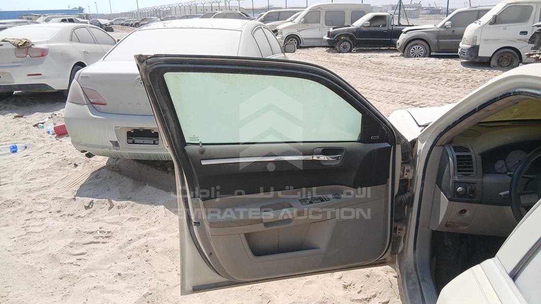 كرايزلر 300 2006 — الباب الأمامي الأيسر — صورة 10