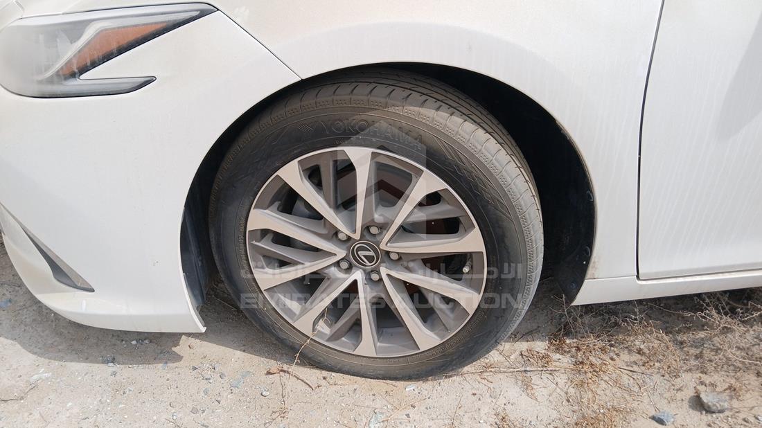 2023 Lexus ES 300 H Premier — Front Left Tyre — Photo 32