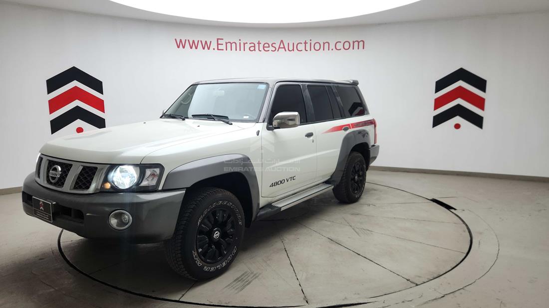 2019 Nissan Patrol — Front Left Angle — Photo 7