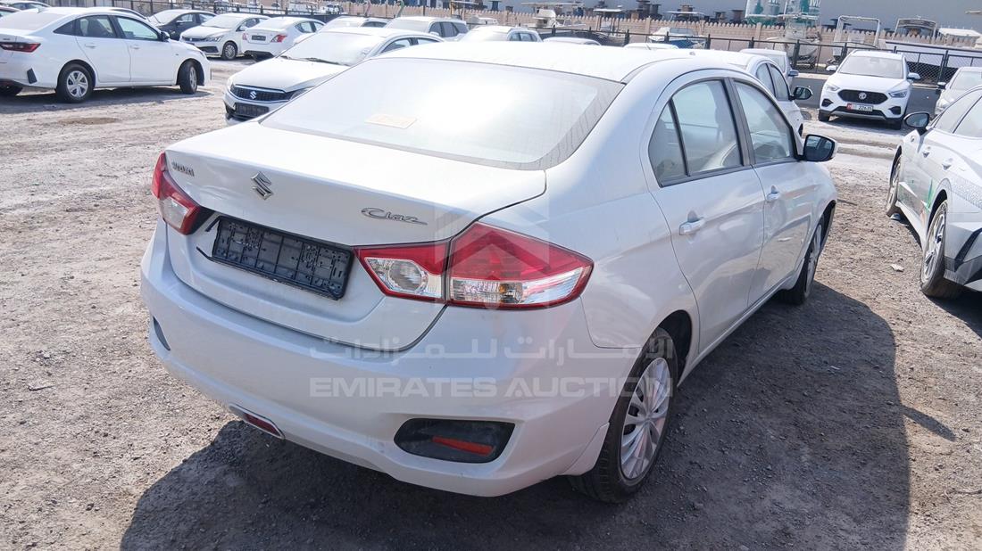 سوزوكي سياز 2023 — الزاوية الخلفية اليمنى — صورة 9