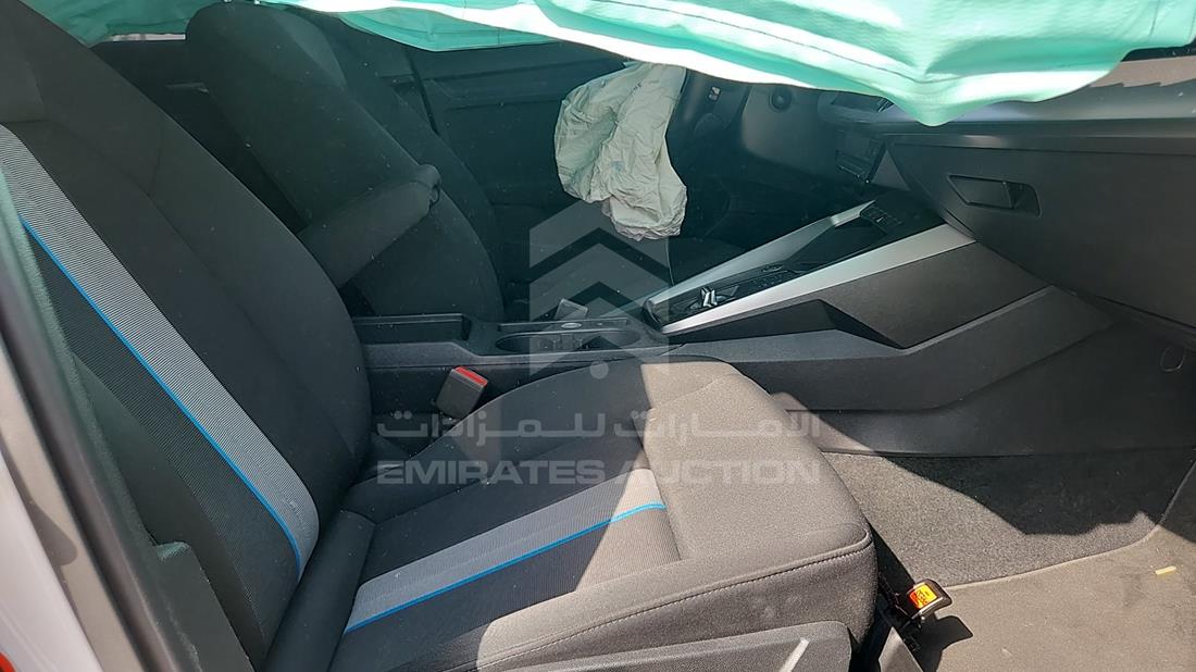 اودي ايه 3 2024 — زاوية الراكب الأمامي للمقعد — صورة 24