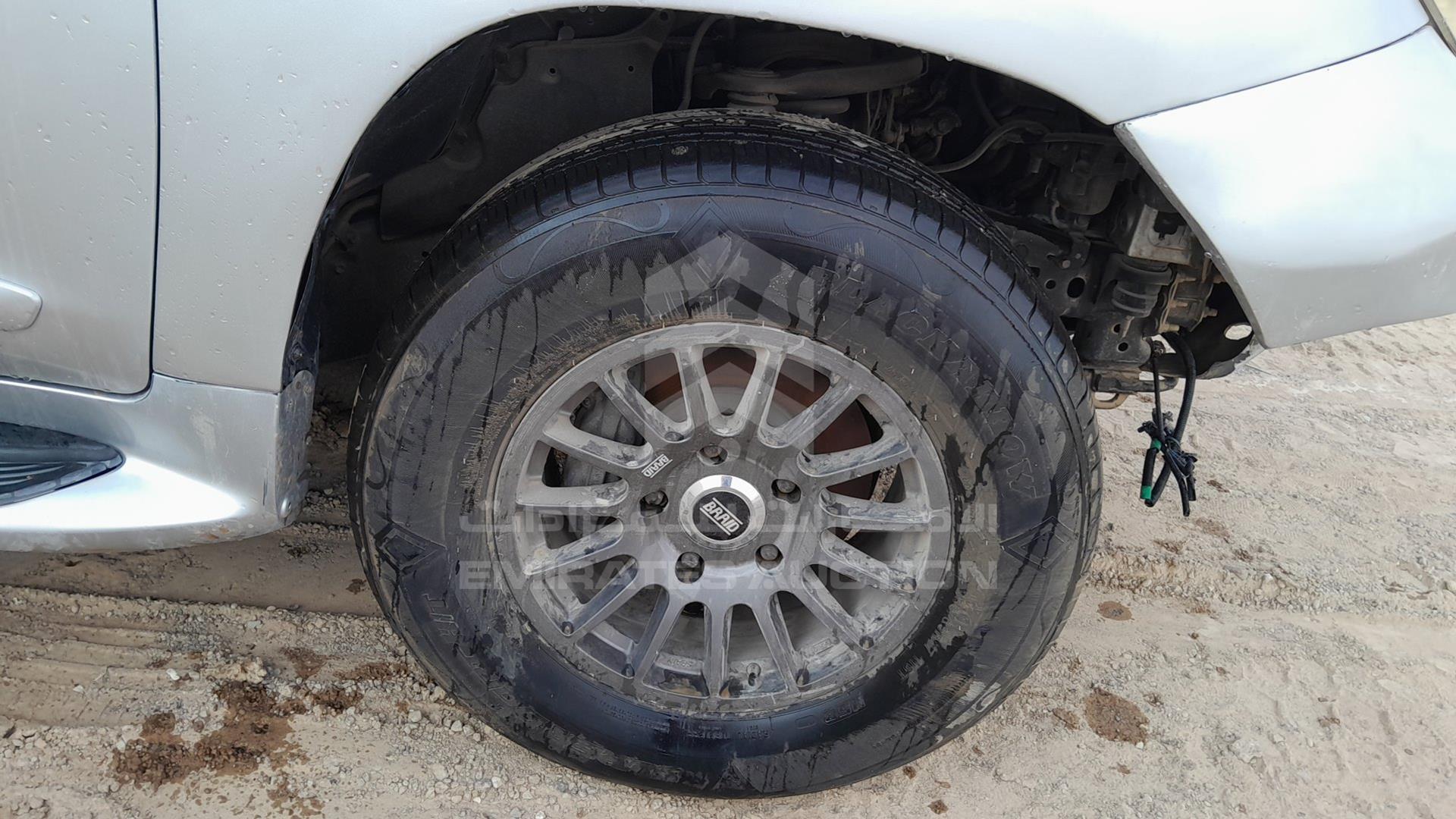 2009 LEXUS LX 570 VIN: JTJHY00W994024879