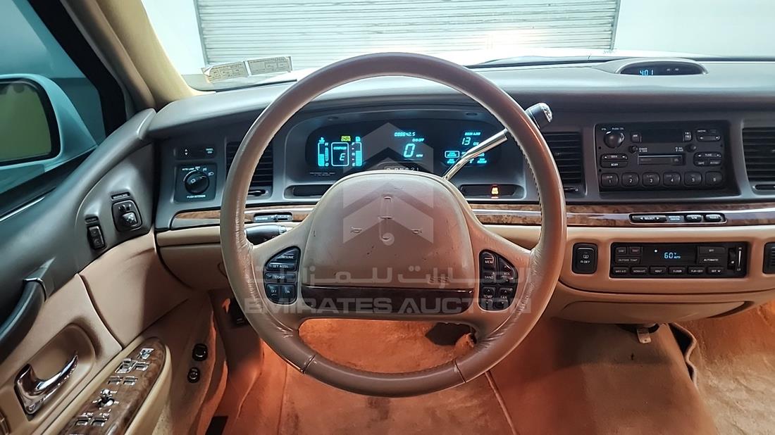 لينكولن تاون كار 1996 — التحكمات في عجلة القيادة — صورة 13
