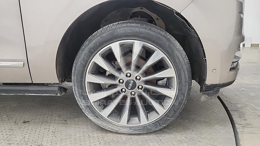 2020 Lincoln Navigator — Front Right Tyre — Photo 16