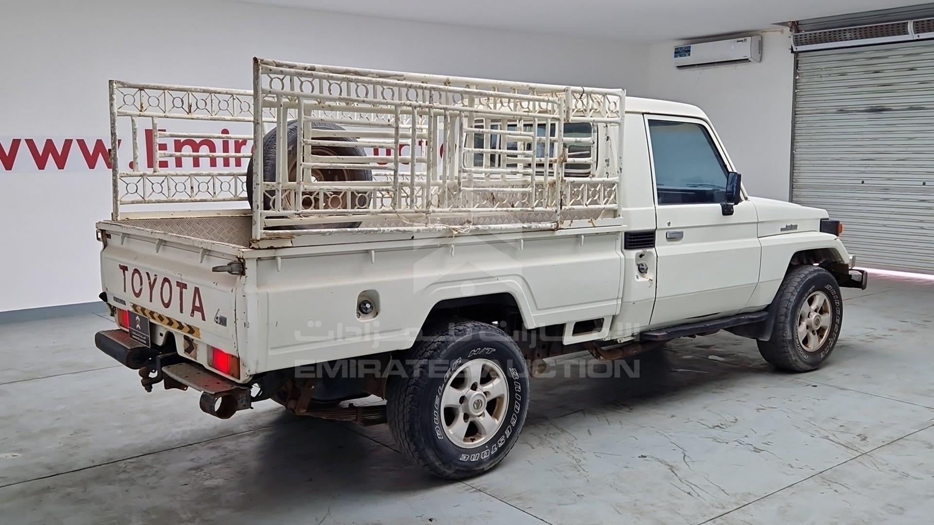 2004 TOYOTA LAND CRUISER VIN: JTFLJ71J348007713