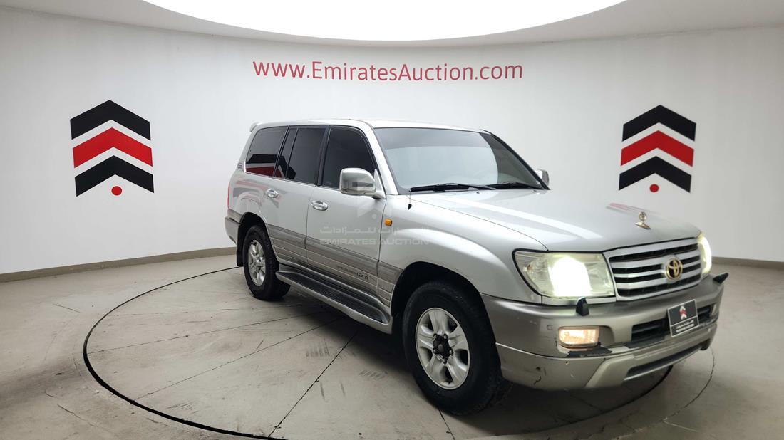 2006 Toyota Land Cruiser — Front Right Angle — Photo 11