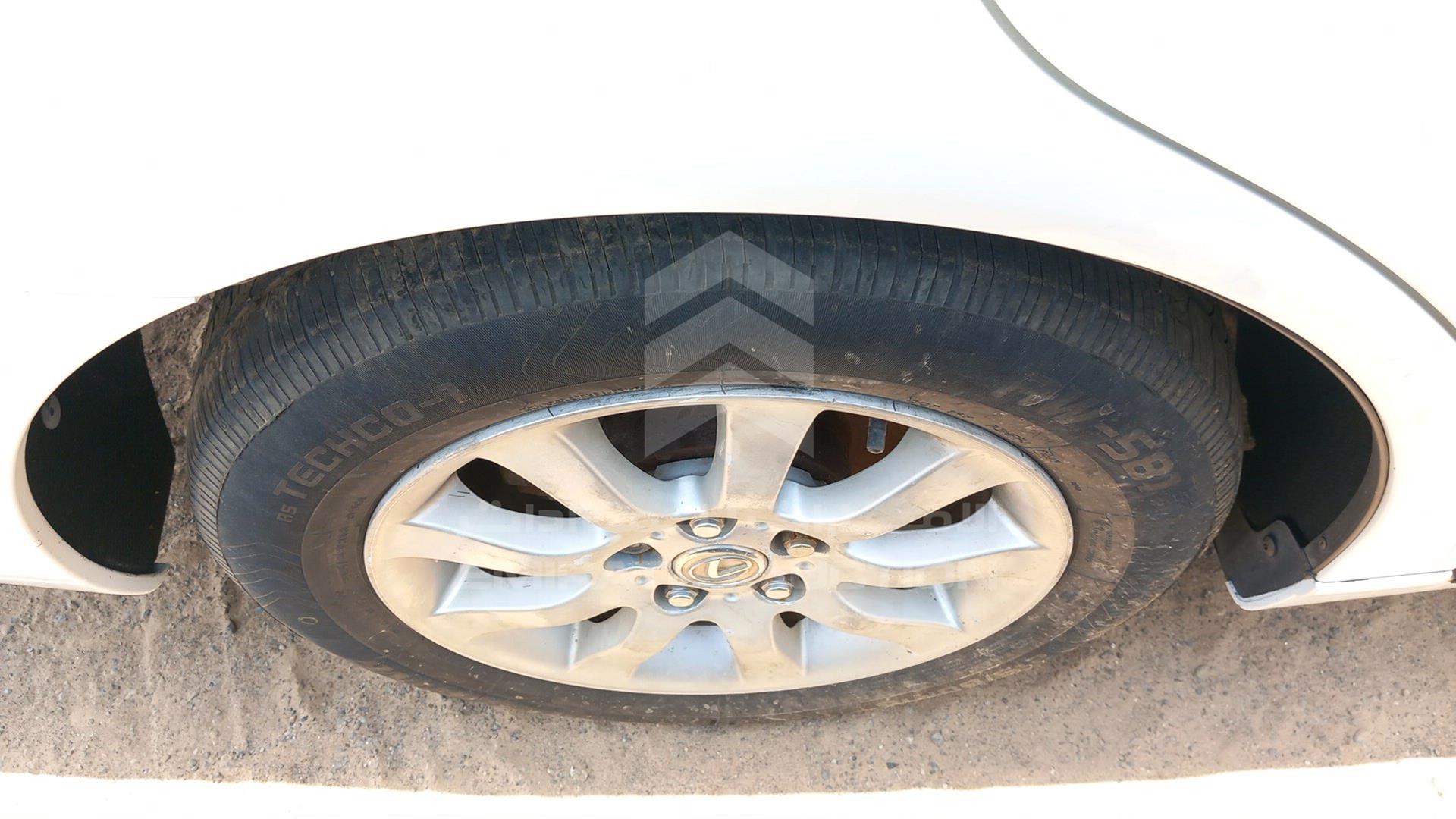 2004 LEXUS ES 300 VIN: JTHBA30GX45030408