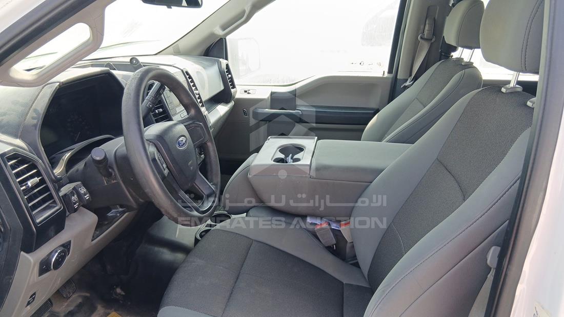 فورد اف 150 2019 — زاوية السائق الأمامية اليسرى — صورة 12