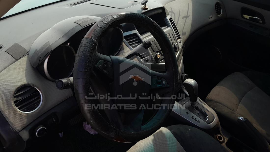 شيفروليه كروز 2011 — التحكمات في عجلة القيادة — صورة 13