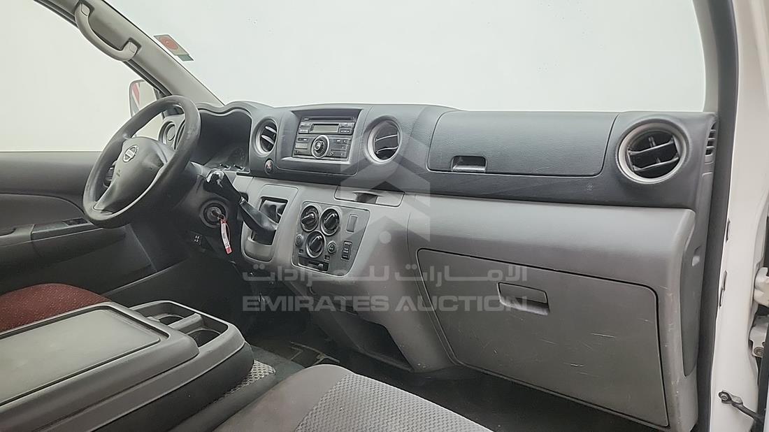 نيسان أورفان 2013 — زاوية واجهة الراكب الأمامي الأيمن — صورة 18
