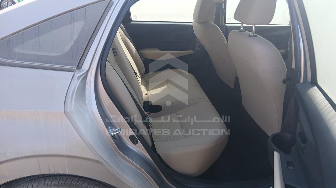 تويوتا ياريس 2023 — زاوية الراكب الخلفي اليمنى — صورة 23