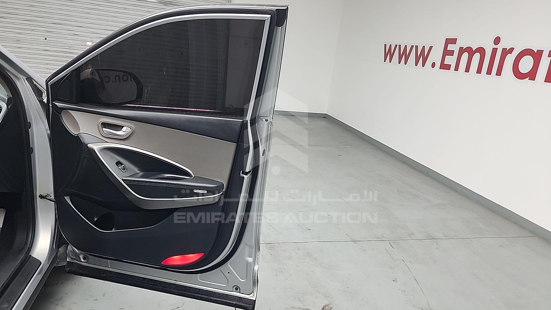 2016 HYUNDAI SANTA FE VIN: KMHSM81E2GU116160
